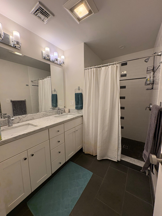 Private Bathroom - King-sized room w/en-suite bathroom in beautiful apartment from August 15