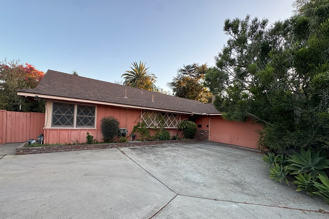 Front drive way - 4 BD room house, close to UCR with 6 min walk, Individual room for student or whole house for family