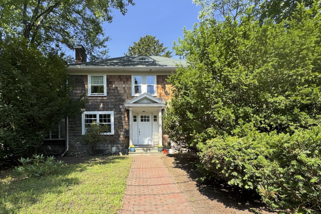 Front of house - Quiet, Safe, easy commute to campus, perfect for visiting grad, post-doc, faculty