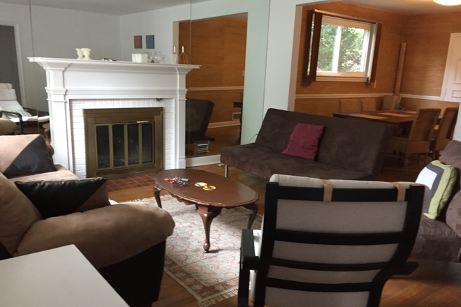 living room - ROOM In a 5-Bedroom/ 3 bath group area near GU Hospital - FOXHALL Area House (shared housing)