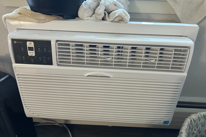 Air Conditioning Unit - 2 bed 1 bath apartment; walking distance to campus (The Lodge)