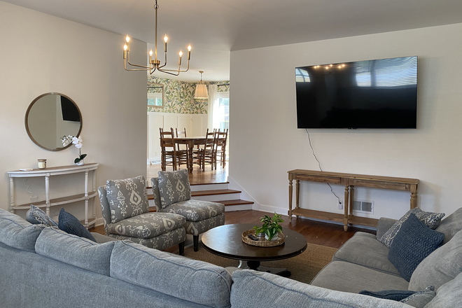 Large Living Room with Raised Ceiling, Sectional Sofa, and 75in TV - Casa Blanca - Beautiful Home Close To Downtown