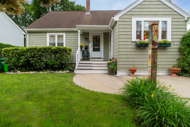 Outside Street view of the house - Charming Self-Contained One Bedroom Apartment, Close to Tufts & Harvard
