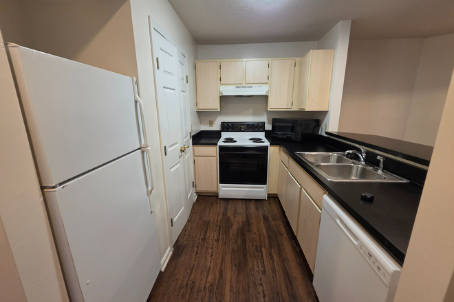 Kitchen - Bellevue Gardens (Urgent, Looking for 1 Roommate) Apartments