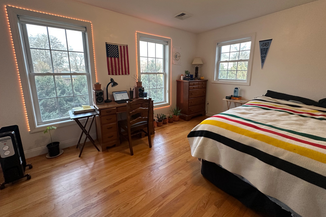 Bedroom - 1 Bedroom Apartment, fully furnished queen size bed, walk in closet, 2 minute walk to campus.