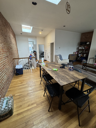 . - NEU 09/01/26 – Huge 5 Bedroom Duplex w/ Renovated Kitchen & Baths, No Fee