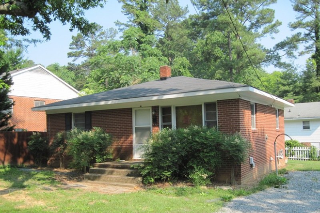 Outside view - 2BD/1BA HOUSE near Franklin St., UNC Campus