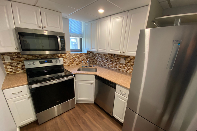 Kitchen - COMMONWEALTH AVE. FLEXIBLE LAYOUT! 1 BED OR 2 BED! Apartments