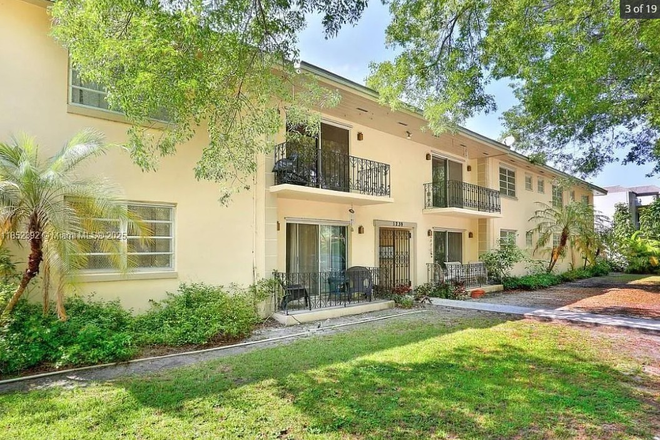 Outside - WALK TO CAMPUS, Spacious 2bed/2bath Apartments