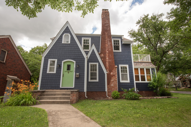 Front exterior - 625 Robinson : 3 FURNISHED ROOMS AVAILABLE FOR RENT 2026-2027 Year; House near Campus