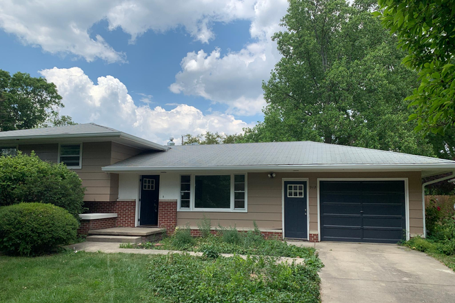 Front view of the house - House somewhat close to campus