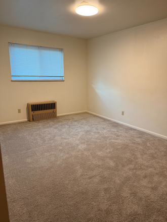 bedroom - Room w/private bath near Pearl St.