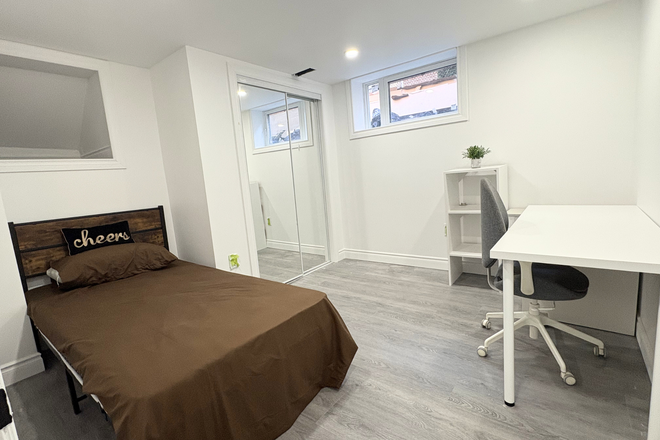 Bedroom - Private Room Near UTSC