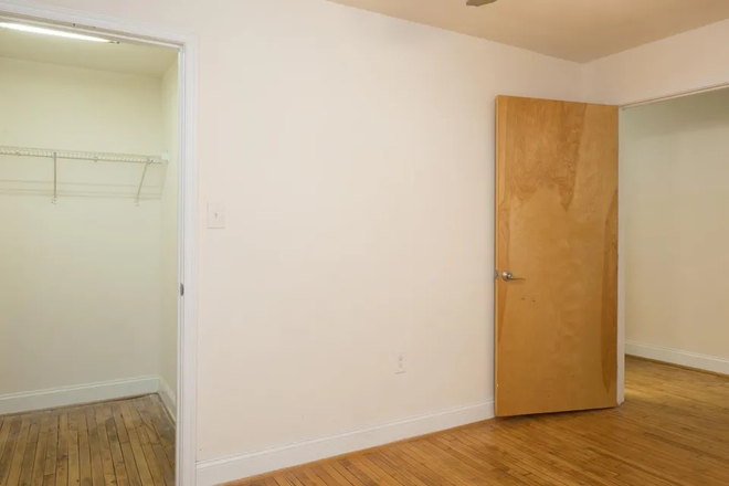 your bedroom - Theatre Row, 10-15 min walk to campus Apartments