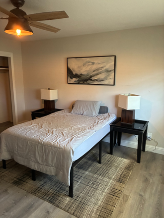 Master bedroom with full size bed - Quiet home, Master Bedroom w/ensuite full bathroom (single or double occupancy), co-ed house
