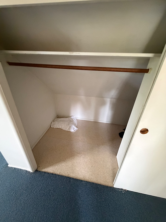 Closet space - Furnished Close to campus studio rental in Eugene - 1 bed 1 bath