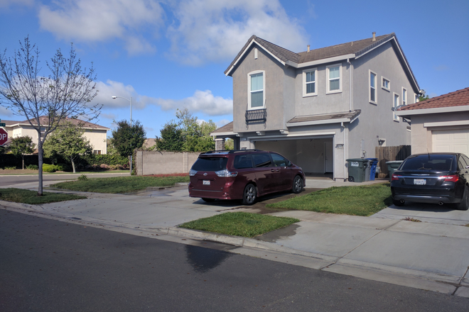 Front Yard - A beautiful 4 bedrooms and 2.5 bathrooms home in north Merced