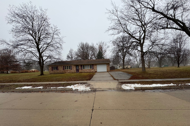 Front View - 3 Bed 2 Bath Next to City Park, Close to Campus, Hospital