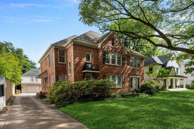 Outside of duplex, street view - Spacious Duplex near Rice University - 2 BR/2 BA Upstairs & 2 BR/2 BA Downstairs