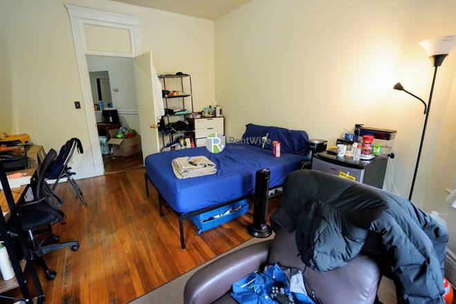 1 - SEPT 2026-Comm Ave 3 bed Split! H/HW inc. Student Ok. No Broker Fee