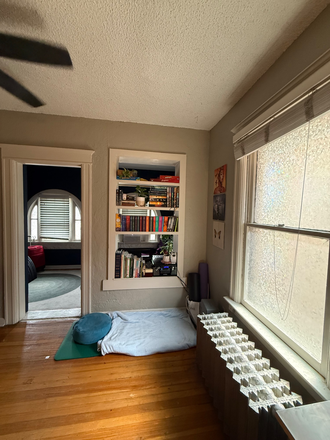 Built in bookshelf - Private 1B1B in a historic district Apartments