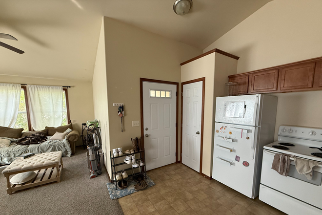 Front-door entry - Clean close to campus townhome