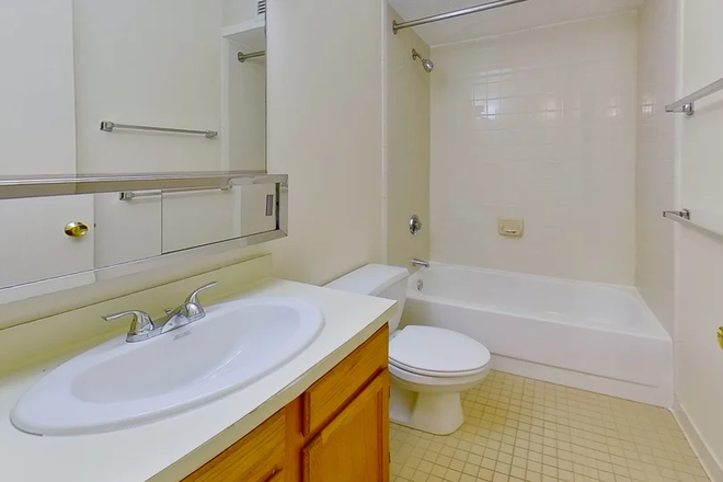 Restrooom - I have A LIVING ROOM space available Immediately , The rent is 800$ , Near UMass Boston. Apartments