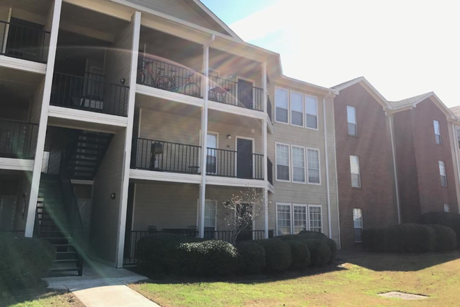 Building - Updated 4 Bedroom unit