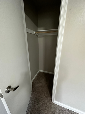 Small Bedroom closet - Looking for a roommate Townhome