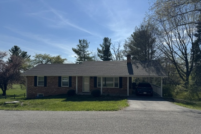 - 3 BR/3BA House, close to Aquatic Center, individual rooms or whole house available from August