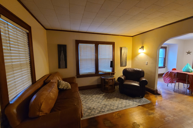 living room - HOUSE SHARE NEAR COLUMBIA PARK INCLUDES UTILITIES $700 P/MONTH