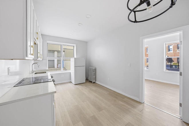hall - 1644 64 St Townhome