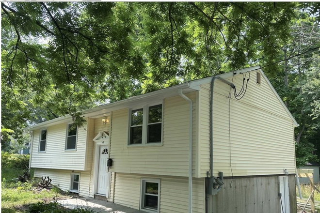 Exterior Front View - Beautiful Renovated 3BR si gle family home – 10 Minutes from UConn