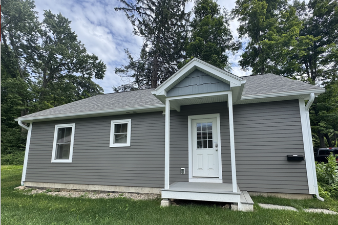 More photos upon request! - 295 Lincoln Ave unit B Amherst, MA 1 bed available, in unit washer, 5 minute walk to campus