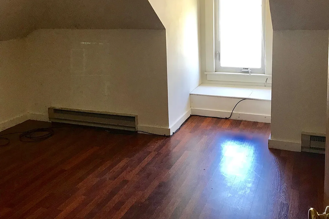 Bedroom - 44 Isham St Unit 3 close to UVM campus