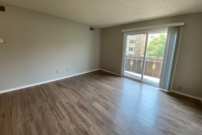 2 - Fabulous Top Floor, Pet-Friendly 1 Bedroom Apartment! Available August 5th!
