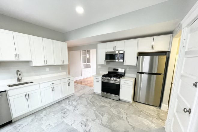 living - GREAT LOCATION! 4 BED 2 BATH WITH IN-UNIT LAUNDRY, NO BROKER FEE! AVAIL 9/1/26!!