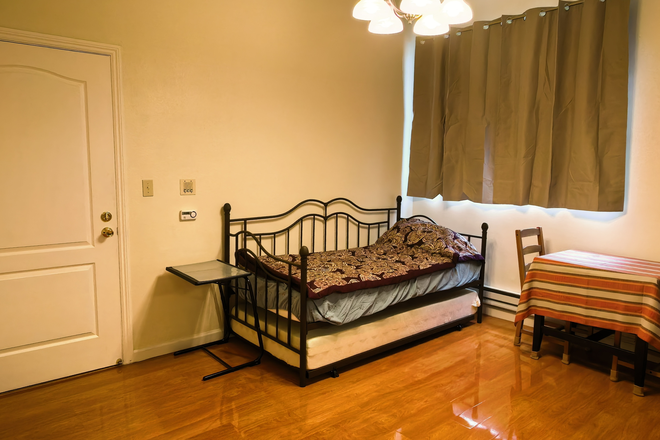 Studio 3 - Quiet & Safe Private Studio in Central Richmond; Close to USF, bus 38, 31, 29 & 5, shopping & dining Duplex