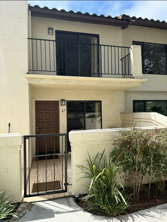 3 bedroom 2.5 bath townhome in walking distance to shopping and bus stop to UCSD close by - 3 Bed/2.5ba Townhome Easy Access UCSD bus/shopping