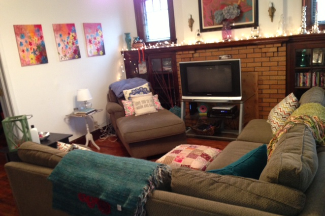 living room - Student Housing Available – 1 Bedroom House – 2103 Highland Ave,