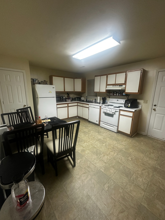 Kitchen - Sublease Pheasant Run