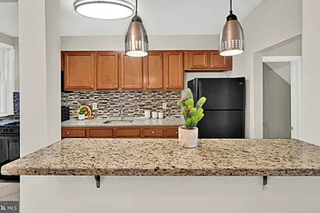 kitchen/dining island - 3 bed/ 2 FULL bath Student Housing on Chateau Ave 21212. Utilities & Wifi Included