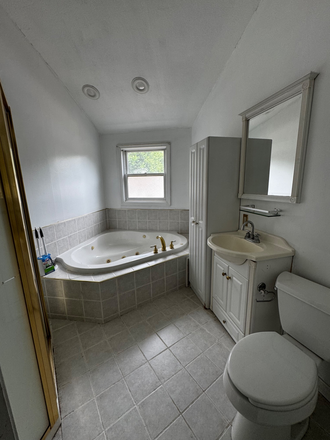 Bathroom in bedroom - 400 SQ FOOT BEDROOM PRIVATE BATH IN SINGLE FAMILY HOME
