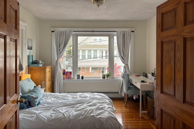 Bedroom - Sunny room close to campus!