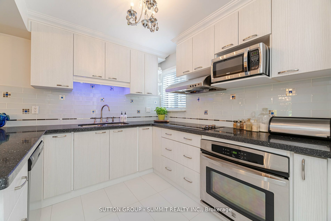 Kitchen - Furnished 4-Bedroom 4-Bath Townhome, Ravine View, Steps to Streetsville GO, Near UTM by Transit