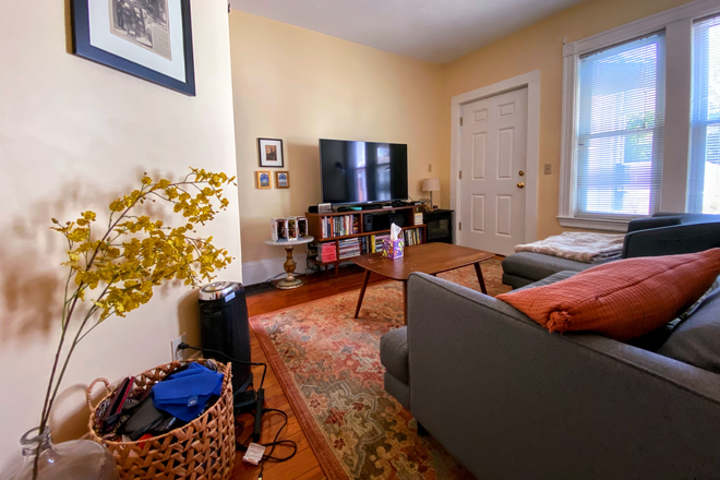 living room - Updated 2 bed/1 bath for rent by owner in Magoun Square - $2850 a month, central A/C Apartments