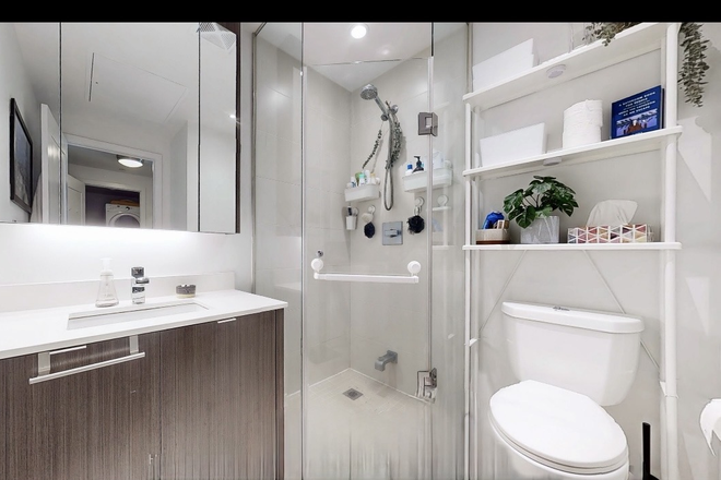 bathroom - 1bd+den, sunny SW facing park/water, concierge, rooftop lounge/bbq/pool, gym/hottub/theatre/party rm Condo