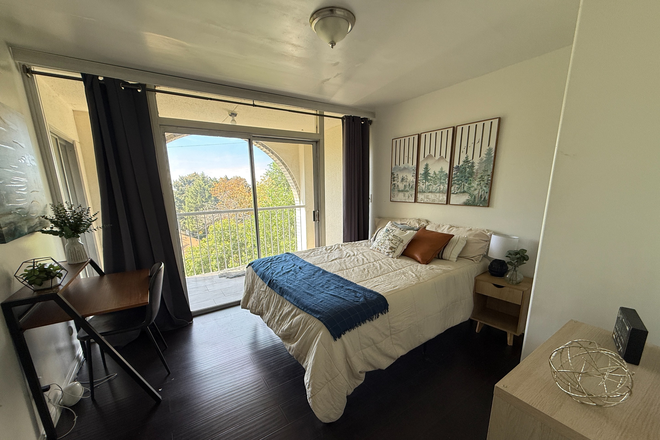 Bedroom - Spacious Modern-Style Furnished Private Guy Room Floor to Ceiling windows - 3 block from U campus