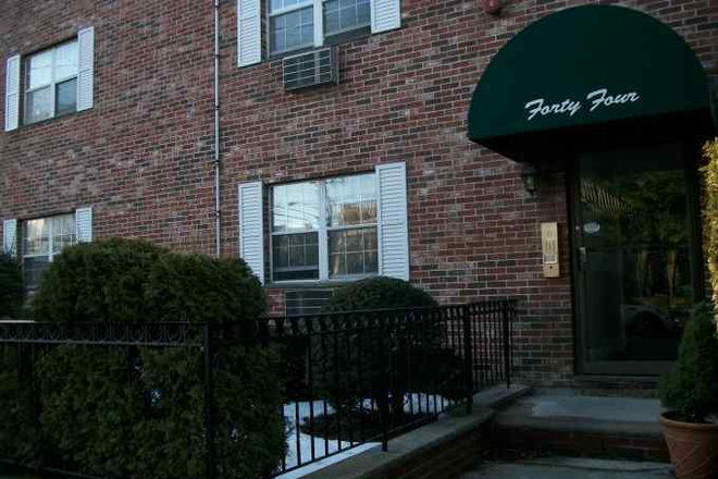 front - Fantastic location! minutes to redline, Porter/Davis sq, Harvard , laundry on site