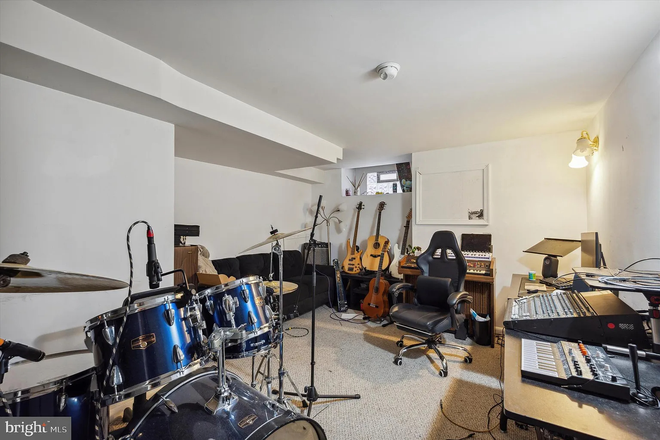 . - 1 BLOCK FROM CAMPUS! Updated house w/ an outdoor patio, big bedrooms, laundry, eat-in kitchen